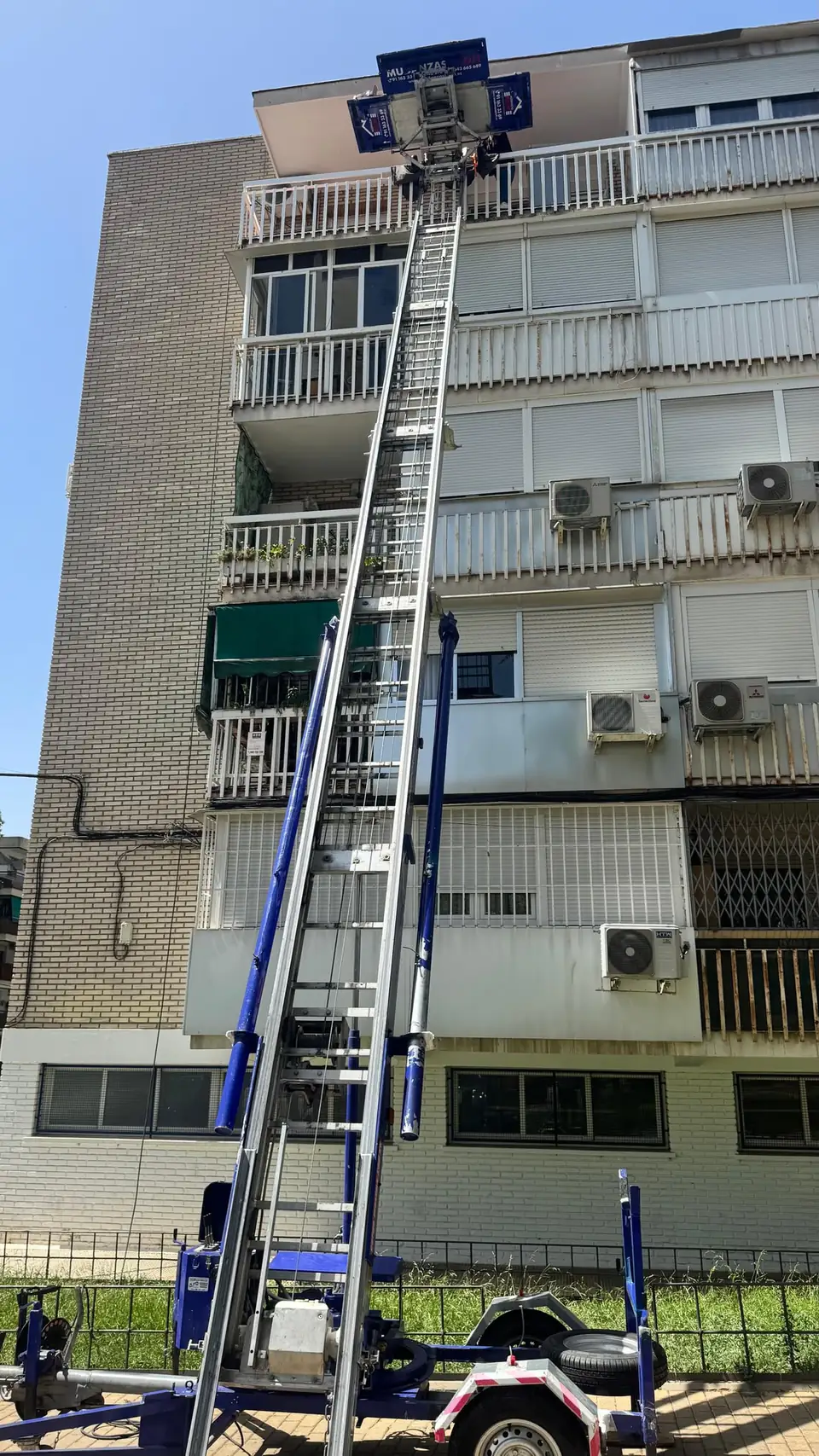 Elevador de fachada de Villalta Moving trabajando en un edificio de Madrid