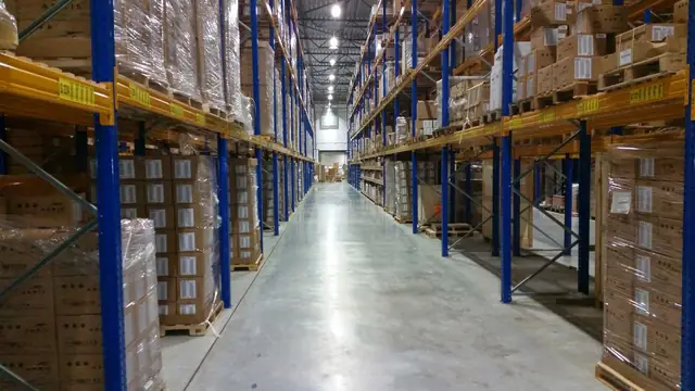 Nave de almacenaje con estanterías industriales para guardamuebles