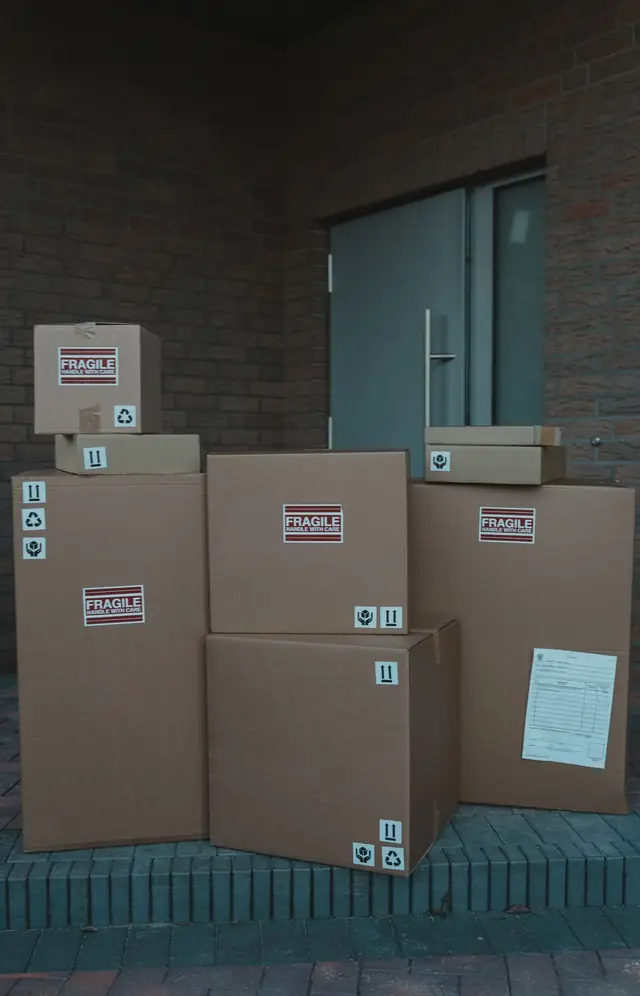 Cajas de cartón etiquetadas y preparadas para su transporte